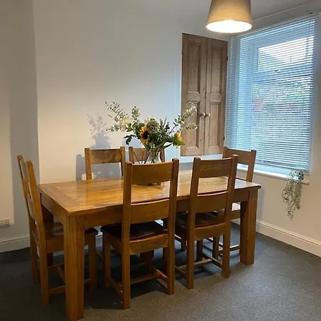 בית נופש Cosy House Close To Centre & Racecourse *